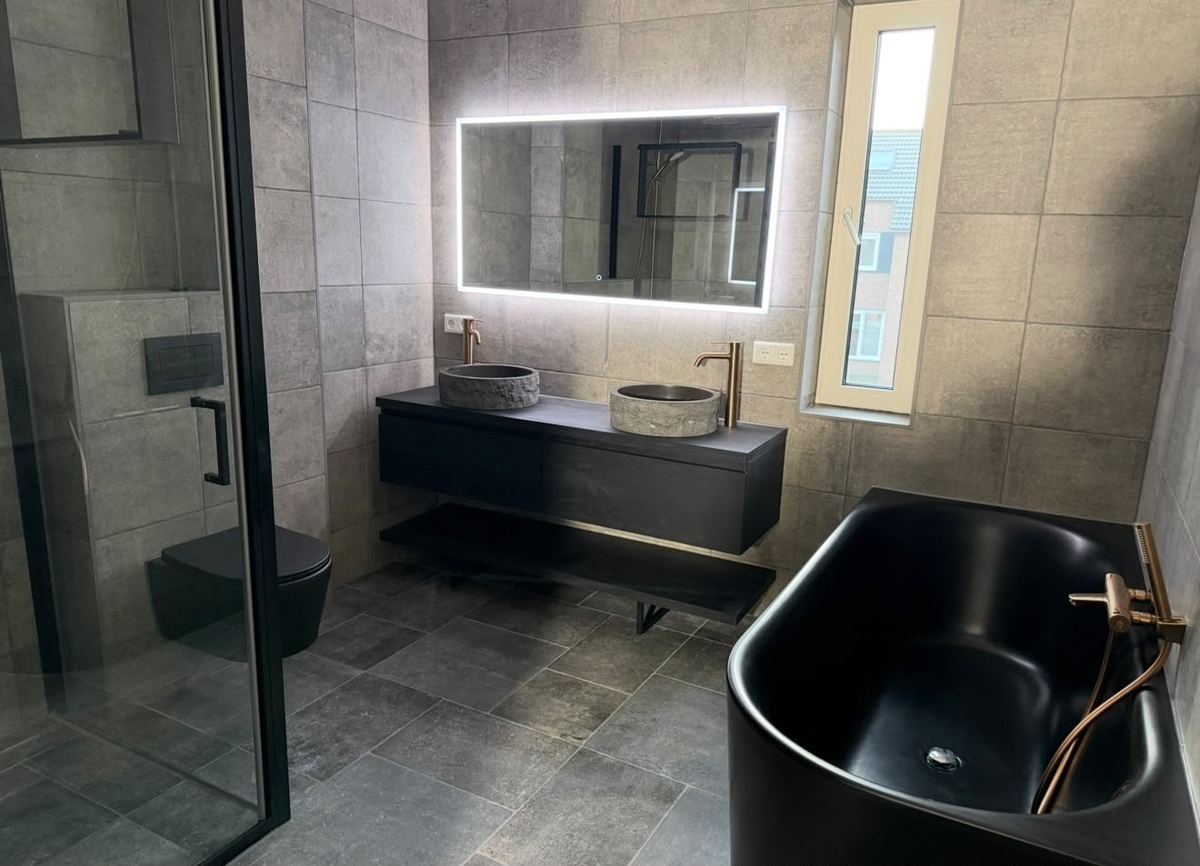 Nieuwe badkamer met zwart bad, schoon opgeleverd