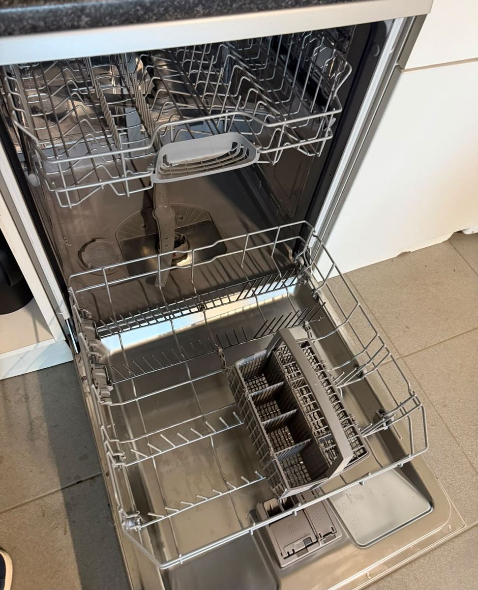 Schoongemaakte vaatwasser in een bedrijfskeuken
