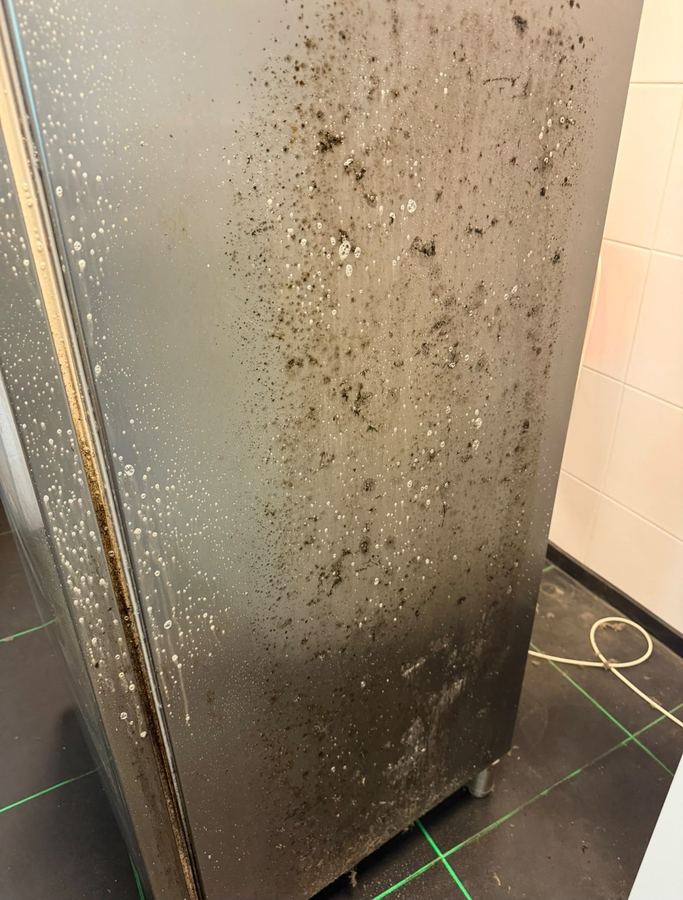 RVS-kast in een bedrijfskeuken, vóór de schoonmaak: vlekken en aanslag