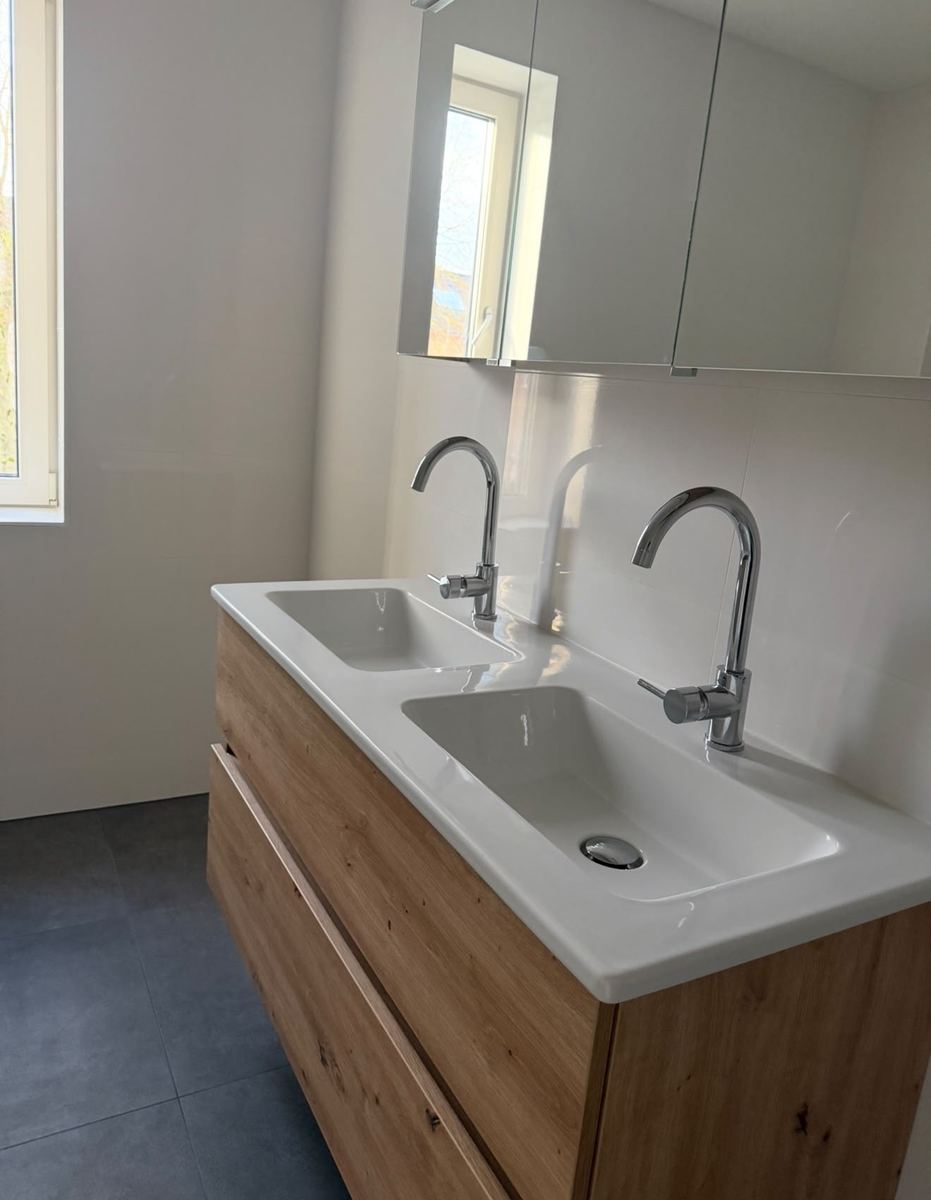 Nieuwe badkamer met dubbele wastafel, schoon opgeleverd