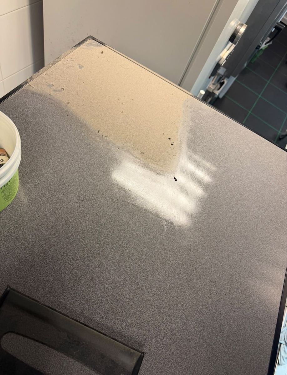 Werkblad dat stofvrij wordt gemaakt na de bouw