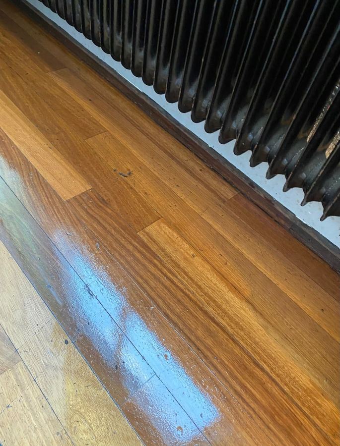 Dezelfde houten vloer na de schoonmaak: schoon en glanzend