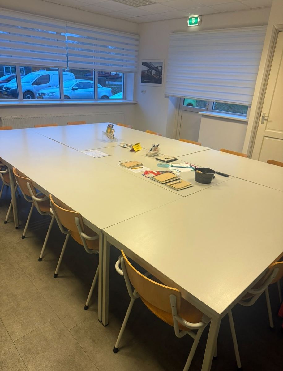 Schone vergaderruimte met lange tafel