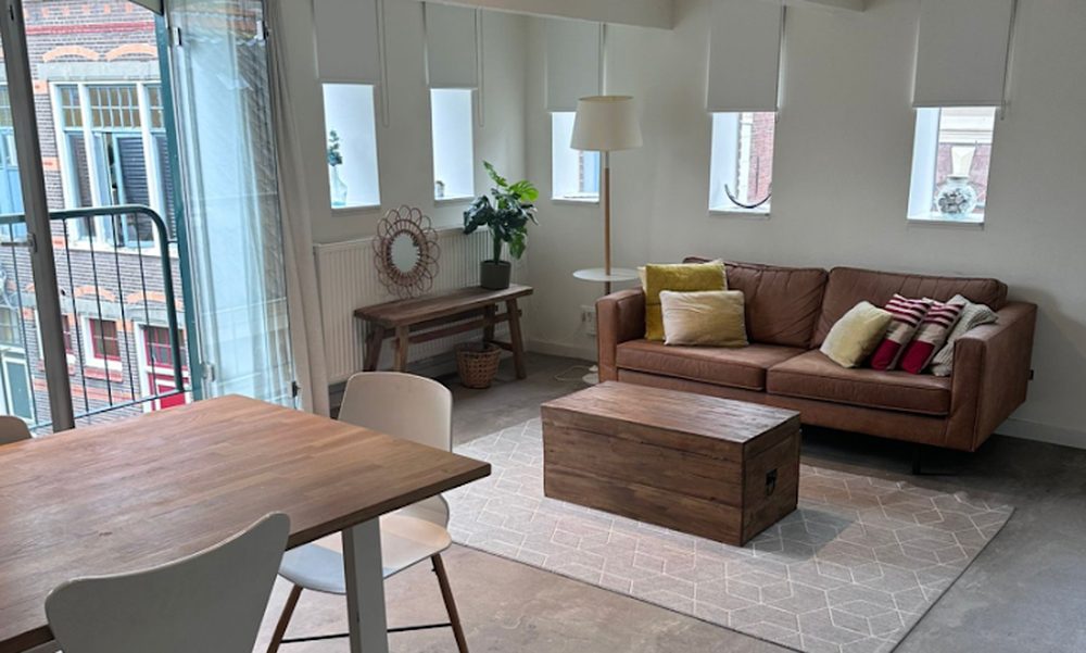 Lichte, schone gemeenschappelijke woonkamer met zithoek en eettafel